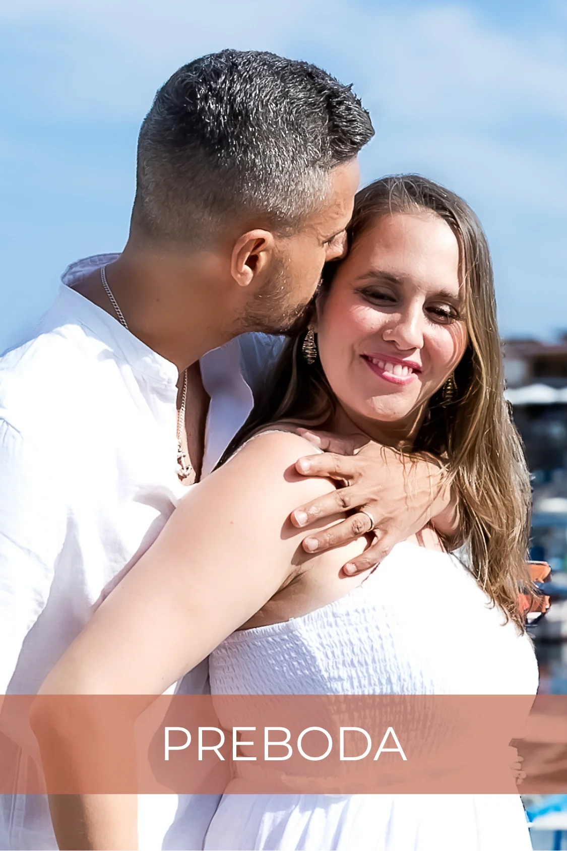 Sesión de preboda en Gran Canaria, pareja abrazándose con cariño